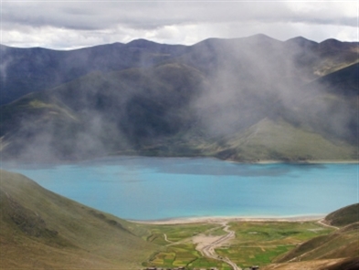 Yamdrok Yumtso: Jade-like lake in Tibet
