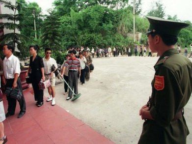 Vietnam says to treat Chinese tourists fairly after one was beaten