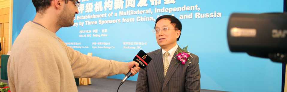 A foreign reporter interviews President Guan Jia…