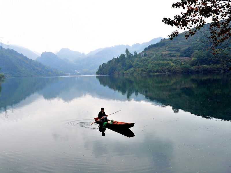 Shuanglong Lake in Xuan'en County, Hubei