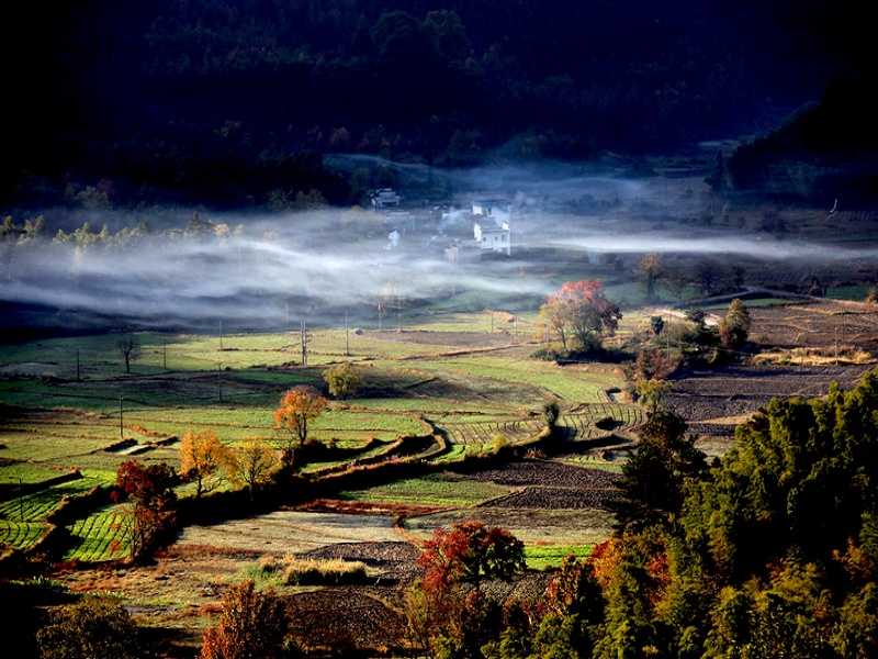 Autumn scenery of advection fog over Tachuan Village in China's Anhui