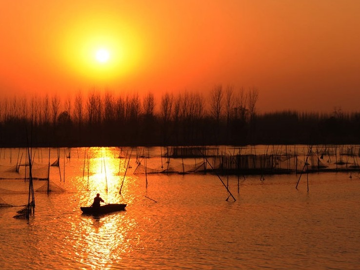 Glorious sunsets of Weishan Lake in Shandong province