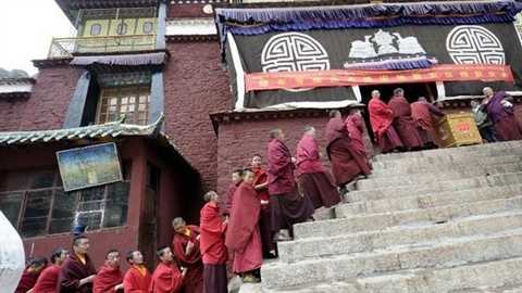 Monks of Tsurphu Monastery donate money for Lushan earthquake