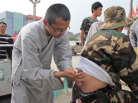 Shaolin monk doctors assist earthquake victims