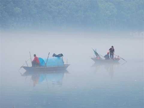 Foggy Xin’an River in Jiande，Zhejiang province