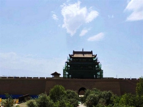 Cultural relics preservation technicists repair walls of Jiayu Pass