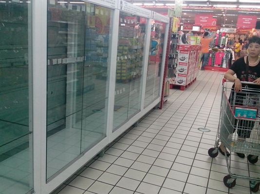 Retailer pulls knives after fatal attack