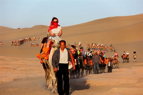 Sensual sands pull the masses to Mingsha Mountain Crescent Springs