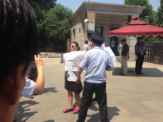 Woman petitions outside court ahead of Bo's trial