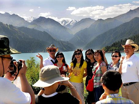 Xinjiang tourist arrivals surge 17 pct in 2013