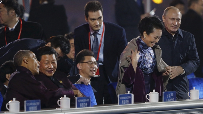 Putin puts blanket on Peng Liyuan