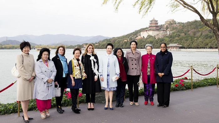 Peng Liyuan hosts Summer Palace tour for APEC leaders' wives