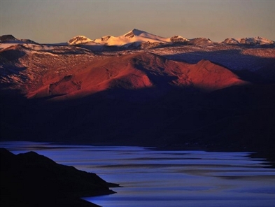 Sunrise scenery at Yamdrok Lake in Tibet