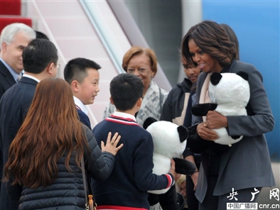 Michelle hugs giant panda to show kindness toward China