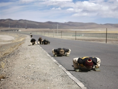 Photos: Tibetan pilgrims kowtow along a road
