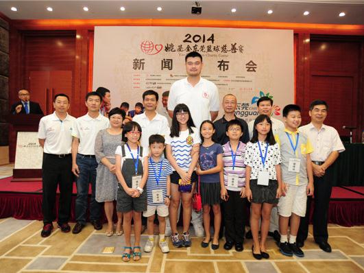 Yao Ming helps teens and cultivates new players