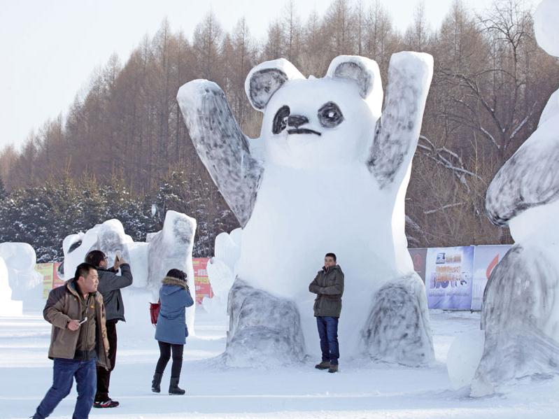 Panda snow sculptures attract tourists in Changchun