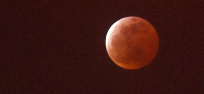 Lunar eclipse turns mooon red