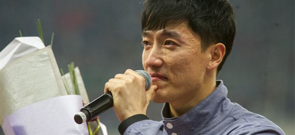 Tearful goodbye from China's star hurdler