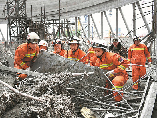 Collapse kills more than 70 workers