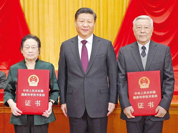 Two scientists share China's top science award
