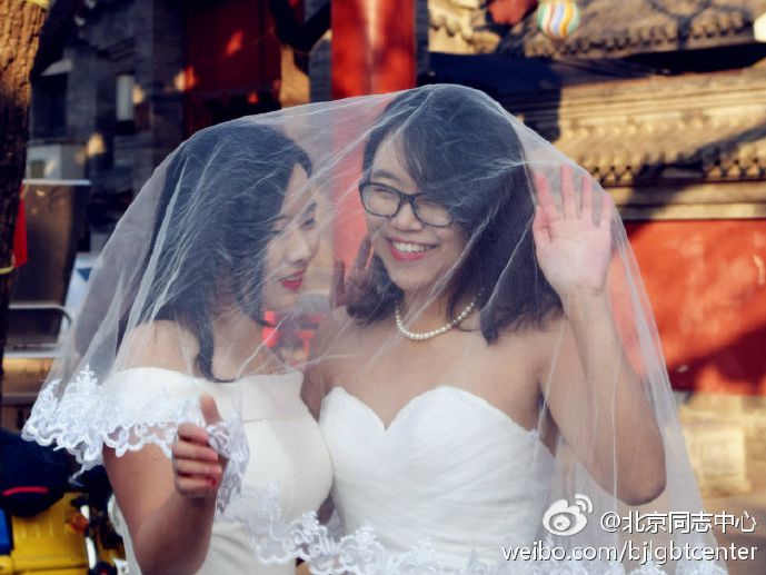 Chinese sexual minority couples celebrate Valentine’s Day at Beijing landmarks