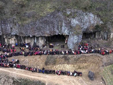 Chinese family of 500 gather for supersize reunion photo using drone