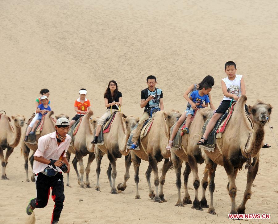 Sand Lake scenic area attracts tourists in China's Ningxia